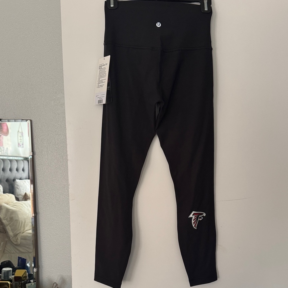 Black woman Lululemon size 6 leggings